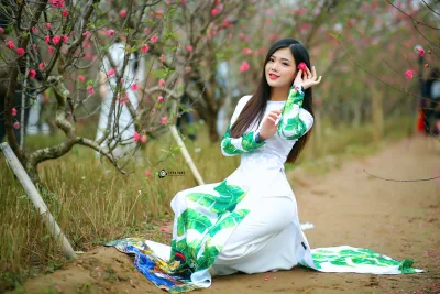 Hình nền áo dài trắng nét Việt hoa đào [YMVUJ3]