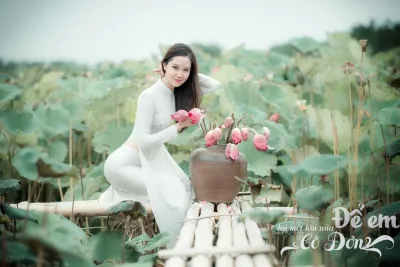 Áo dài trắng rửa mắt với ảnh hoa sen cổ điển [MC7CN9]