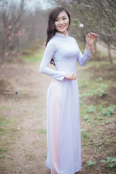 Người đẹp áo dài trắng nền nã hoa đào [MJEIAN]