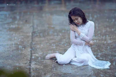 Khoảnh khắc áo dài trắng thanh thoát ướt [F0YXNY]
