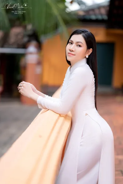 Áo dài trắng hài hòa [K7VQLC]