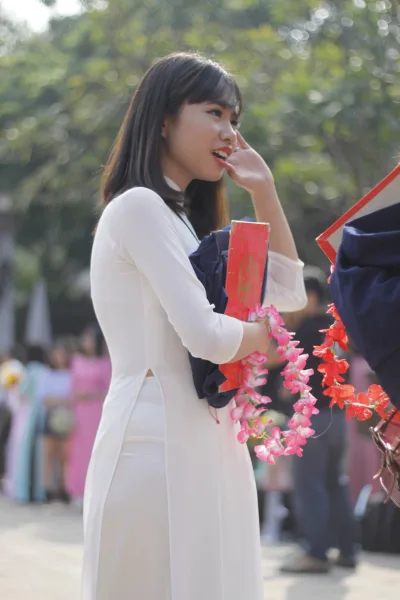 Áo dài trắng sang trọng nữ sinh [C0HFG4]
