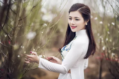 Thiếu nữ áo dài trắng mong manh [7PWAQS]