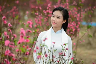 Áo dài trắng người đẹp hoa đào thướt tha [SASMAI]