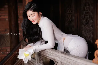 Mộc mạc áo dài trắng trong veo studio [LOFF3X]