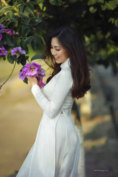Thướt tha áo dài trắng góc ngang [OMJAUP]