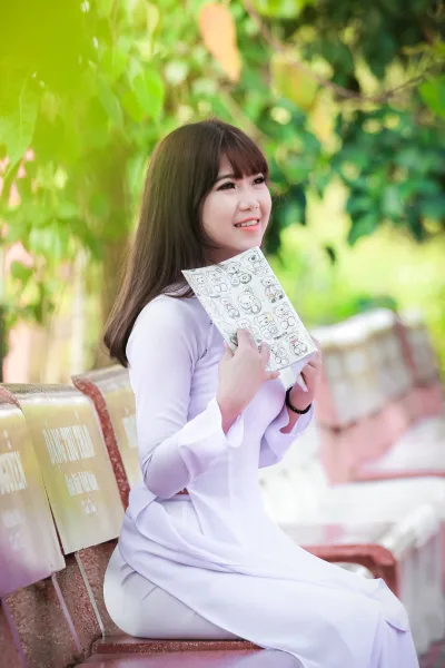 Áo dài trắng khoảnh khắc ghế đá hài hòa [QJK5OJ]