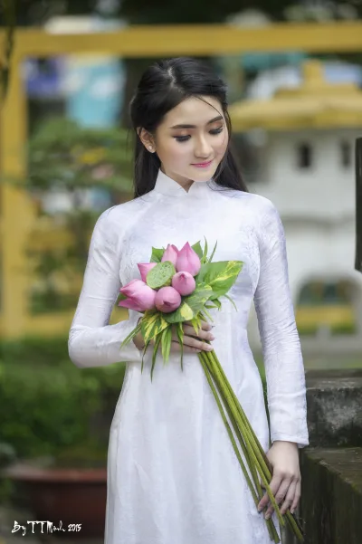 Áo dài trắng duyên dáng hoa sen [Z3AZTX]