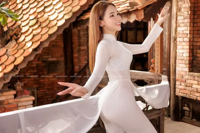 Gái xinh áo dài trắng trang nhã lễ chùa [Y0QHMW]