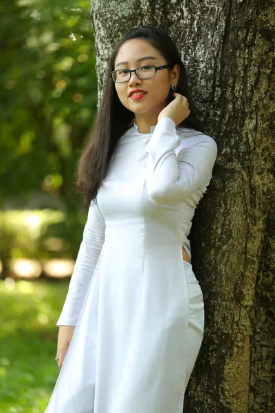 Áo dài trắng mắt kính hiện đại [7DXLUU]