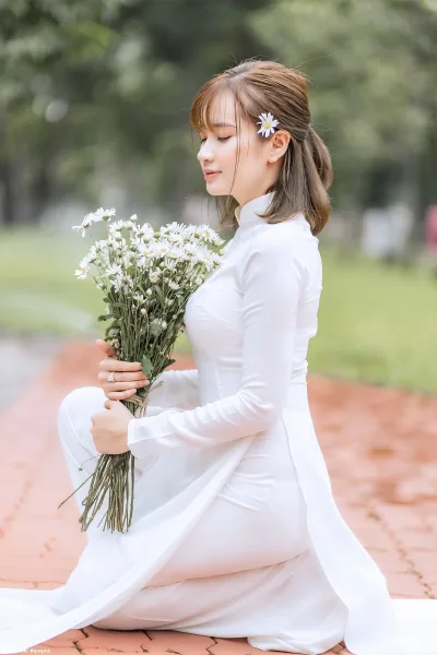 Áo dài trắng vẻ đẹp áo dài hoa e ấp [O5L7T2]