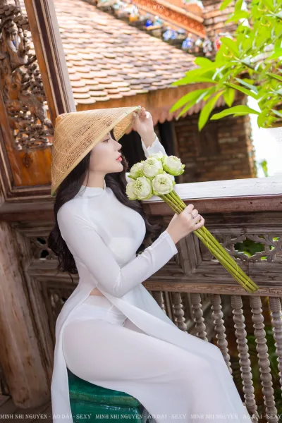 Áo dài trắng nữ tính nón lá [4PHLWK]