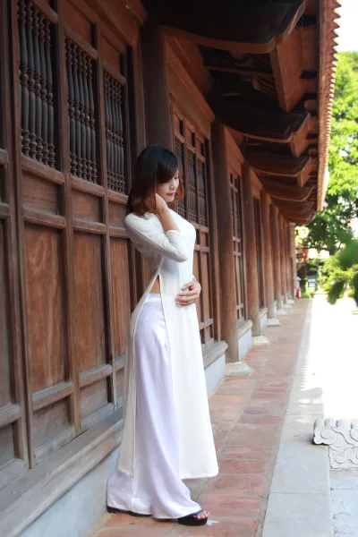 Khoảnh khắc áo dài trắng thướt tha [BMYLUB]