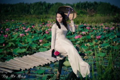 Áo dài trắng thướt tha bên h? [TS8QHU]