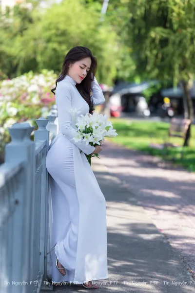 Loạt ảnh áo dài trắng rạng rỡ hoa [7AGKO8]