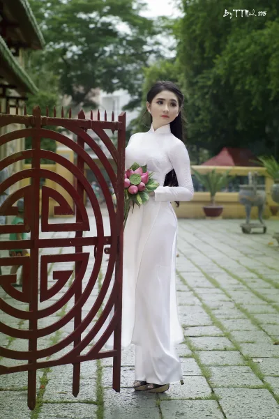 Áo dài trắng nữ nhân lễ chùa cổ điển [I9HV8E]