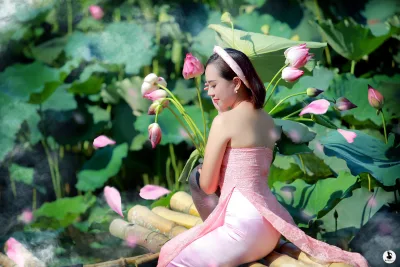 Áo dài trắng hài hòa hoa sen [2QUN3B]