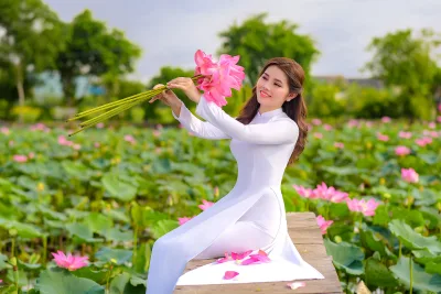 Áo dài trắng đậm chất Việt hoa sen [1IFZFA]