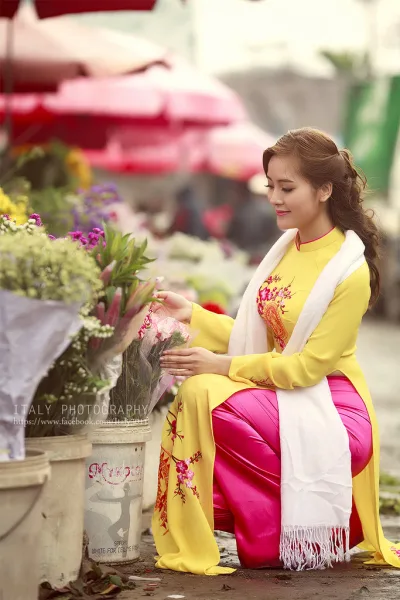 Khoảnh khắc áo dài vàng e ấp đón tết [Z0WBVV]