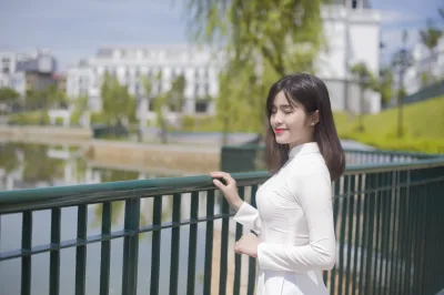 Áo dài trắng bên hồ nhẹ nhàng [OGDSAF]