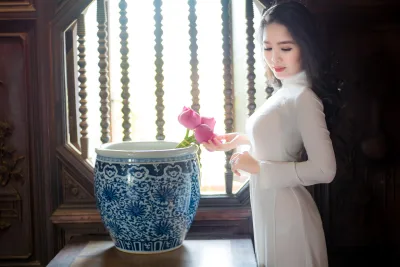 Áo dài trắng cổ kính ấn tượng [0FKKVL]