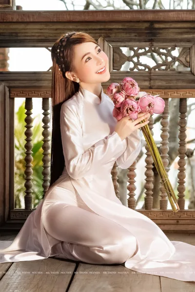 Áo dài trắng vẻ đẹp hoa mong manh [QXG8RJ]