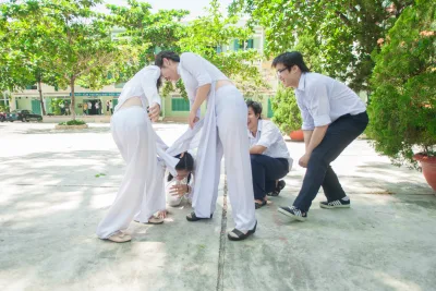 Nổi bật áo dài trắng sân trường [81M8D7]