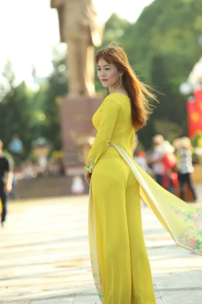 Mong manh áo dài vàng [SPUB7B]