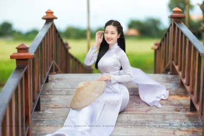 Áo dài trắng gái xinh nón lá ấn tượng [RQDYV8]