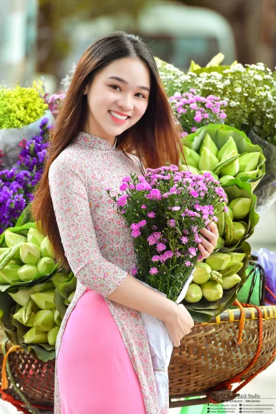 Áo dài trắng đằm thắm hoa [A4Y7I7]