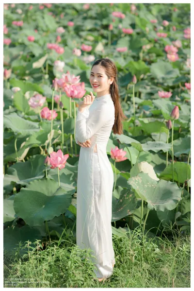 Truyền thống áo dài trắng hoa sen [4O9QAV]