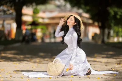 Vẻ đẹp áo dài trắng hút hồn nón lá [I0FMSC]