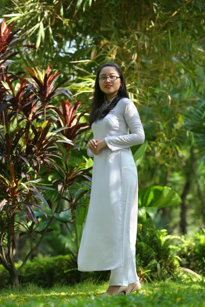 Ảnh áo dài trắng tinh khôi mắt kính [RWPFN6]