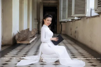 Nữ tính áo dài trắng ngồi dáng điệu đà [QOQYMF]