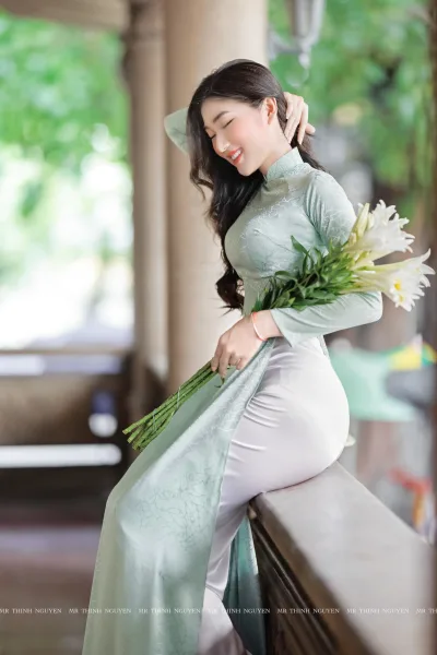 Áo dài xanh rửa mắt với ảnh hoa truyền thống [H4PTYD]
