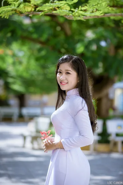 Hot girl áo dài trắng thanh lịch hoa [4BIGN1]