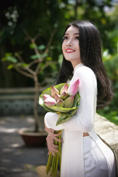 Áo dài trắng hoa sen thanh tao [R5EEDX]