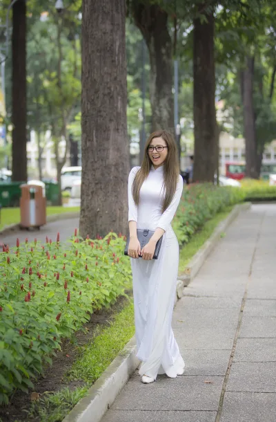 Áo dài trắng gái xinh mắt kính nhẹ nhàng [VBFBO7]