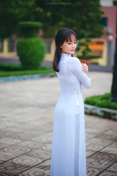 Áo dài trắng e ấp [VUDXUM]