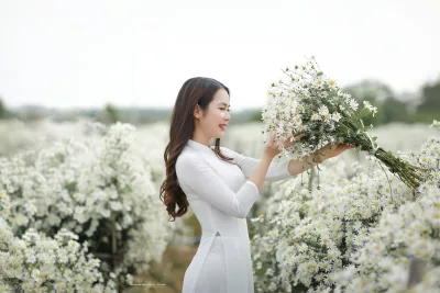 E ấp áo dài trắng hoa [4VOR8K]