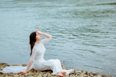 Áo dài trắng bên hồ thanh nhã [SPANNP]