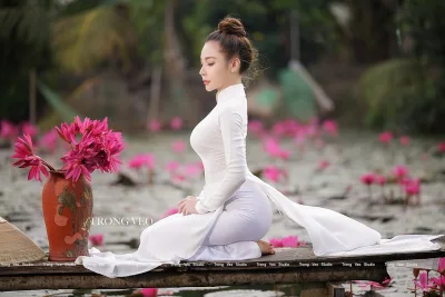 Áo dài trắng hoa sen thanh lịch [LWRCB1]