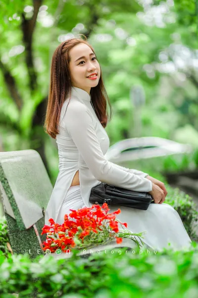 Áo dài trắng khoảnh khắc ghế đá hoài cổ [4SODEK]