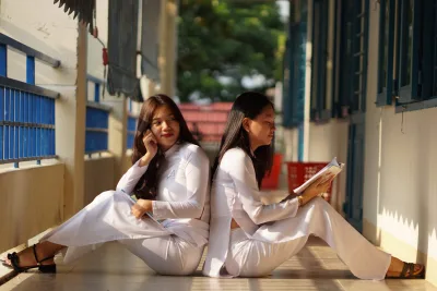 Người đẹp áo dài trắng truyền thống lớp học [F4PGGO]