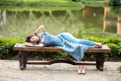 Thiếu nữ áo dài xanh thanh xuân nằm [KHLZW4]