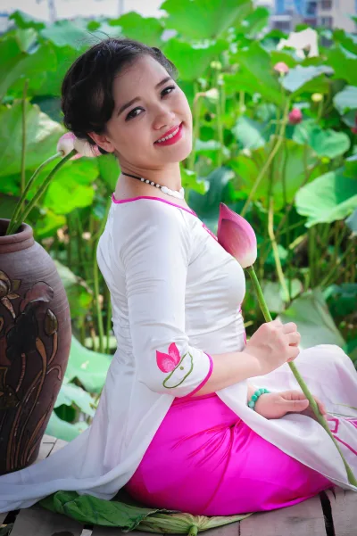 Áo dài trắng hoa sen thanh nhã [1QIGR9]