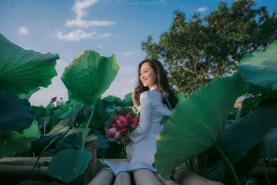 Áo dài trắng khoảnh khắc hoa sen tinh tế [9VFXJP]
