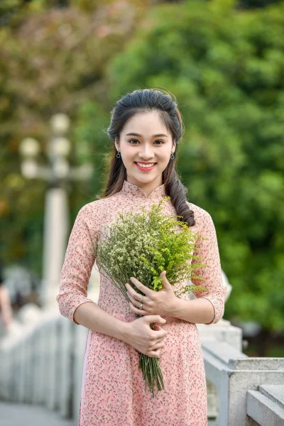 Mộc mạc áo dài họa tiết hoa [4QE8YD]