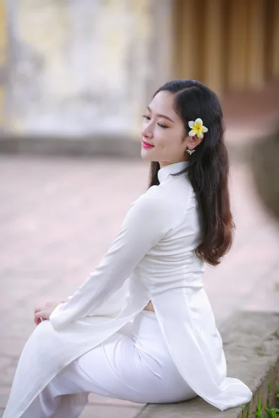 Áo dài trắng tinh khôi ngồi dáng điệu đà [NIW6JP]