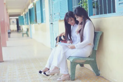 Gái xinh áo dài trắng hài hòa ghế đá [ZINBB4]